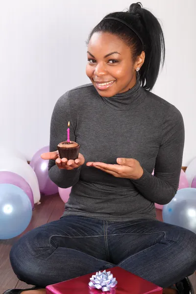 Bolo de aniversário de creme de chocolate para menina sorridente — Fotografia de Stock
