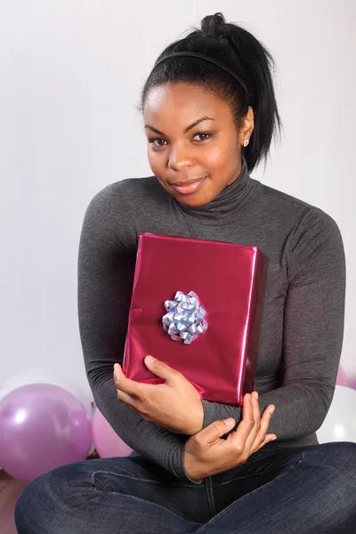 Születésnapi ajándék fiatal afro-amerikai lány — Stock Fotó