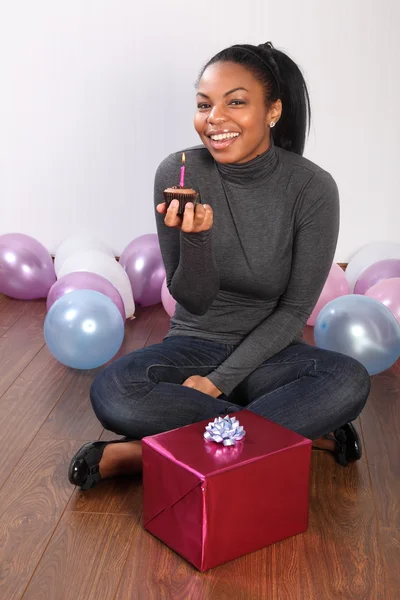 Party Luftballons Geburtstagsgeschenk und Schokoladenkuchen — Stockfoto