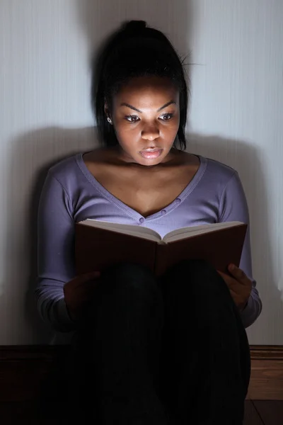 Νεαρή μαύρη γυναίκα Αλφαβητάριο τρομακτικό θρίλερ — Φωτογραφία Αρχείου