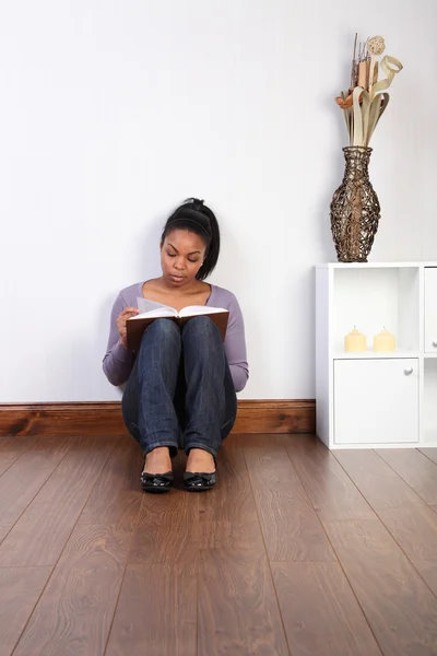 Lat dag hemma läser en bok på golvet — Stockfoto