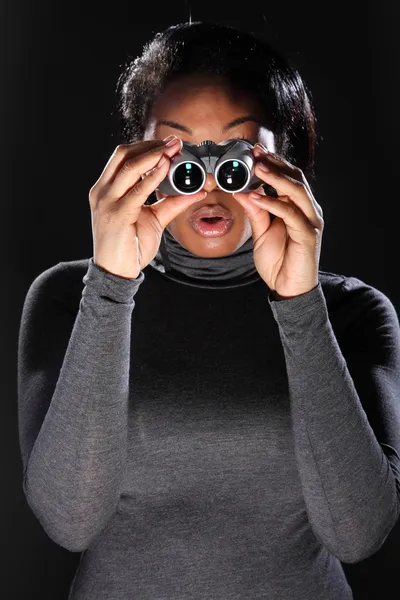 Giovane donna sorpresa durante l'utilizzo di binocoli — Foto Stock