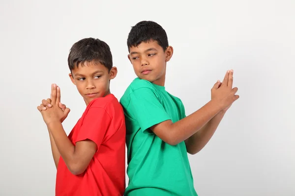 Zwei duellierende verspielte Schulkameraden — Stockfoto