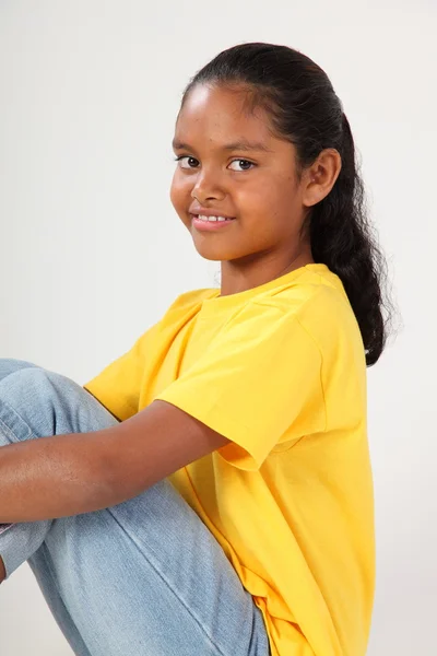 Linda sonrisa de niña de la escuela 9 vistiendo camisa amarilla —  Fotos de Stock