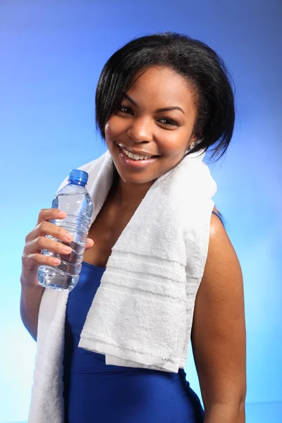Bella sorridente giovane ragazza nera dopo il fitness — Foto Stock