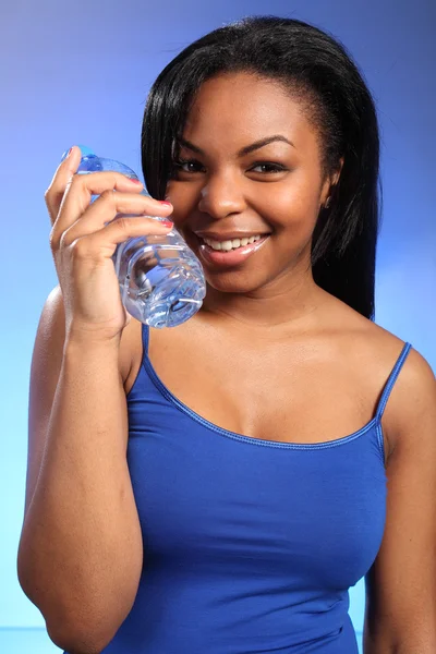 Menina preta bonita segurando garrafa de água — Fotografia de Stock