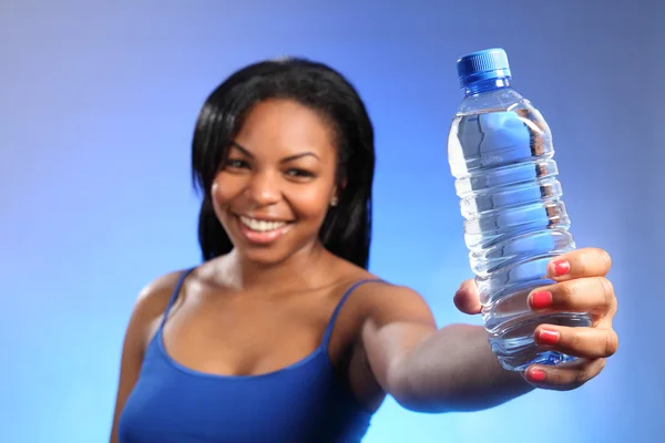 Mädchen hält scharf fokussiertes Flaschenwasser aus — Stockfoto