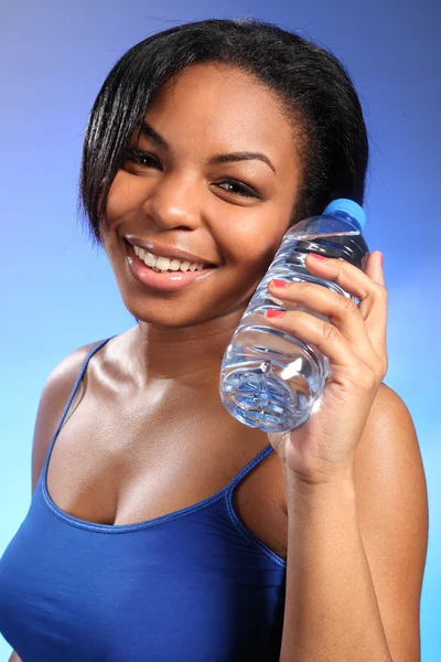 Bella ragazza nera sana con acqua in bottiglia — Foto Stock