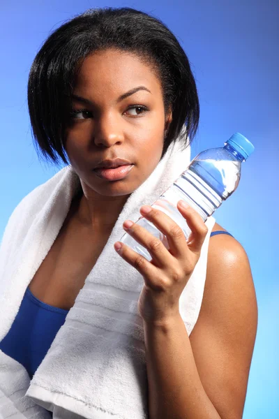 Mooi meisje na het sporten met fles water — Stockfoto