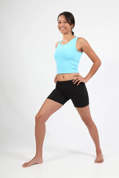 Fitness ragazza facendo un tratto tendine del ginocchio — Foto Stock
