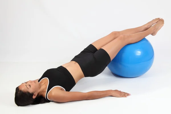Женщина на балансе с помощью шара упражнений — стоковое фото
