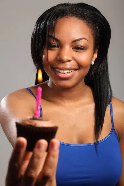 Menina negra bonita com bolo de aniversário — Fotografia de Stock
