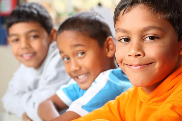 Tři usmívající se základní škola boys — Stock fotografie