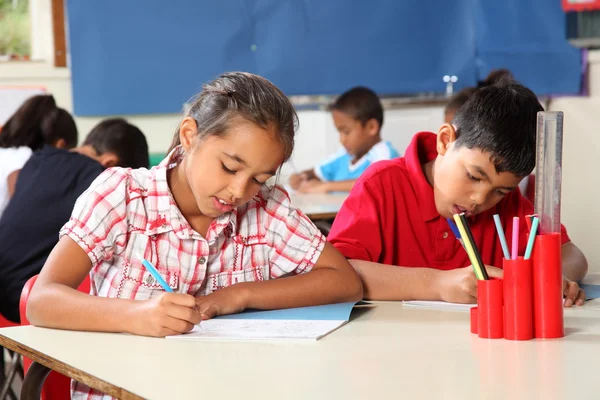 Junge und Mädchen konzentrieren sich im Klassenzimmer auf den Unterricht — Stockfoto