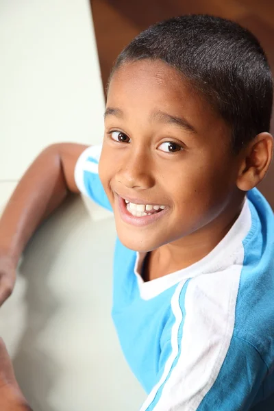 Kleiner ethnischer Junge auf der Schulbank — Stockfoto