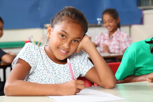 Ευτυχής σχολείο κορίτσι στην τάξη — Φωτογραφία Αρχείου