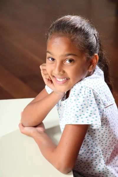 Güzel bir gülümseme ile mutlu okul kız portresi — Stok fotoğraf