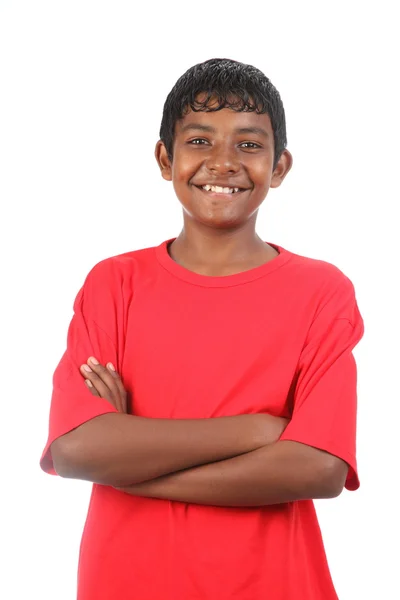 Мальчик-подросток в красной футболке со сложенными руками — стоковое фото
