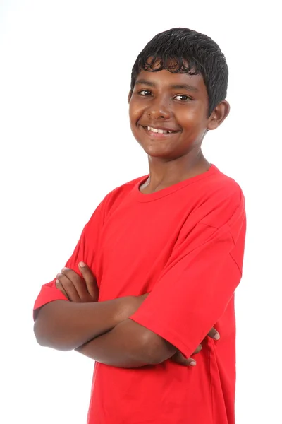 Этнический мальчик в красной футболке — стоковое фото
