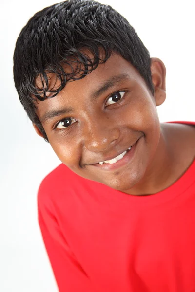 Piros póló-mosolygó tizenéves fiú — Stock Fotó