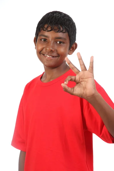 OK signal av ung leende tonåring pojke i studio — Stockfoto
