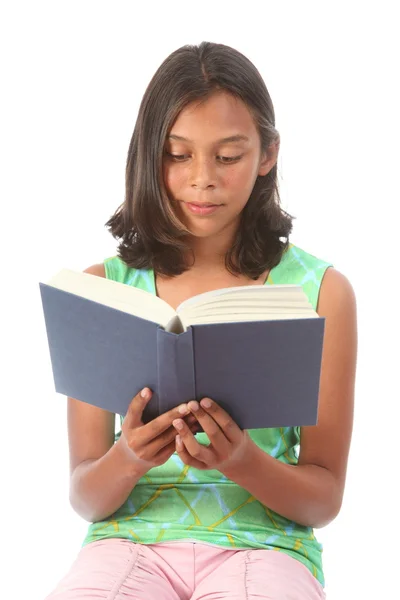Adolescente menina lendo um livro azul — Fotografia de Stock