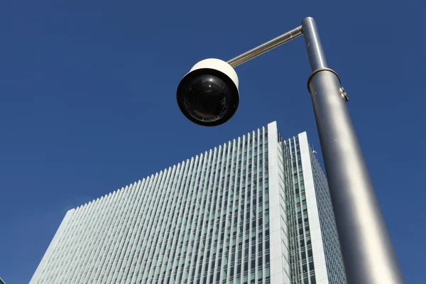 CCTV security camera near skyscraper building — Stock Photo, Image