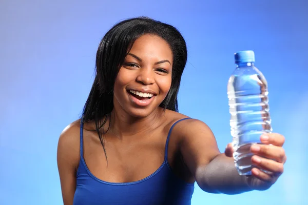 Красивая девушка смеется и держит воду в бутылках — стоковое фото