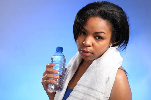 Beautiful black girl cools off after exercise — Stock Photo, Image