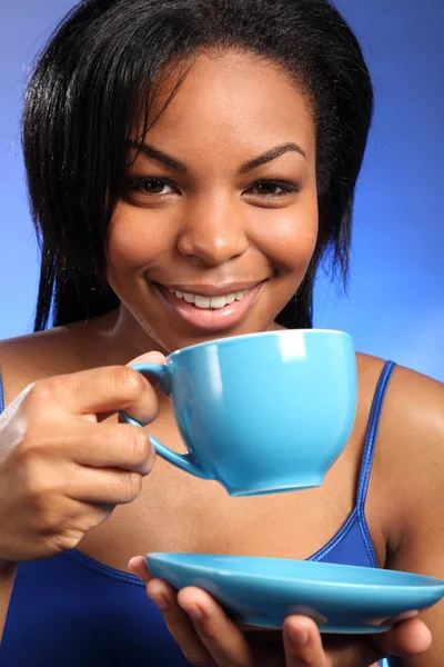 Piękne, uśmiechnięte czarny picia herbaty — Zdjęcie stockowe