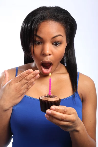Niespodzianka, świeczki urodzinowe i ciasto czekoladowe — Zdjęcie stockowe
