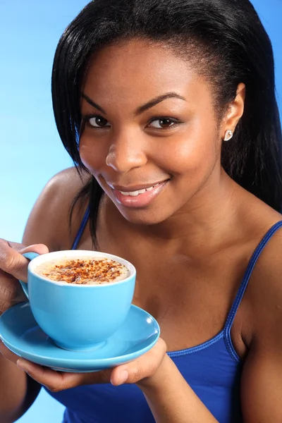 Vackert leende ung kvinna dricker cappuccino — Stockfoto