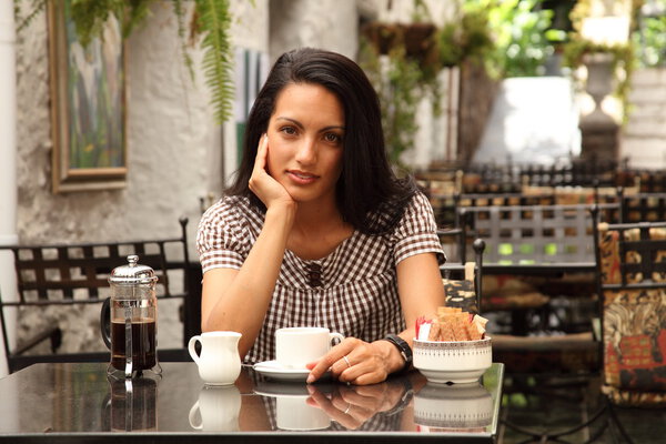 Тихий момент за чашкой кофе
