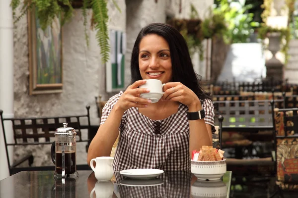 Menina beber café no café — Fotografia de Stock