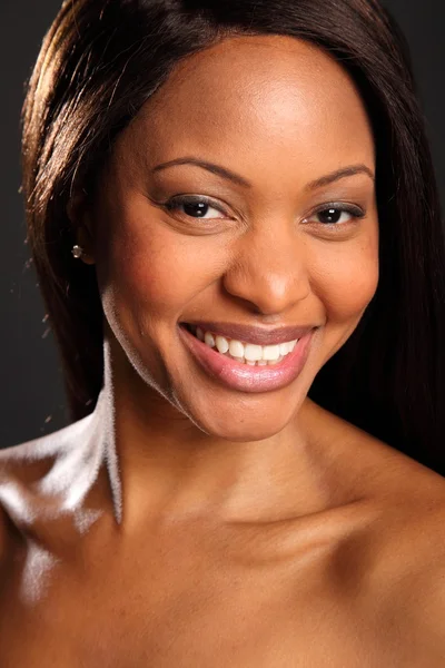 Grande sorriso na bela mulher negra — Fotografia de Stock