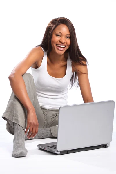 Ευτυχισμένη μαύρη γυναίκα χρησιμοποιώντας φορητό υπολογιστή — Φωτογραφία Αρχείου