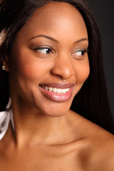 Mooie zwarte vrouw gelukkig glimlach — Stockfoto