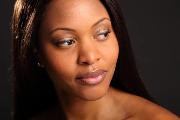 Mooie serene zwarte vrouw — Stockfoto