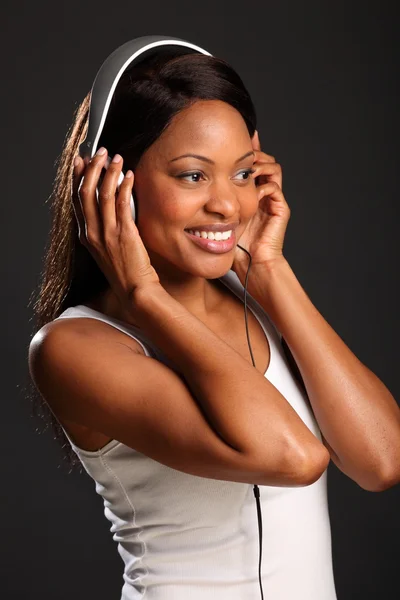 Flickan ler lyssna på musik — Stockfoto