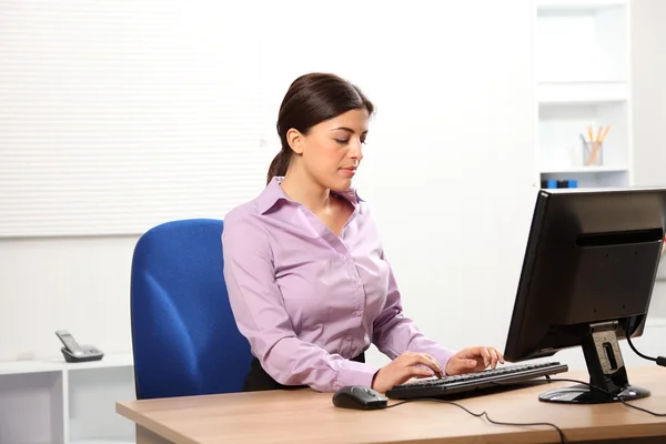 Bizneswoman pisząca na komputerze — Zdjęcie stockowe