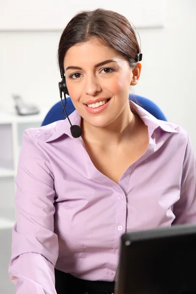 Smiling receptionist in office — Stock Photo, Image