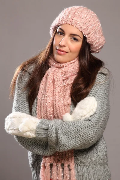 Vrouw in warme winter brei slijtage — Stockfoto