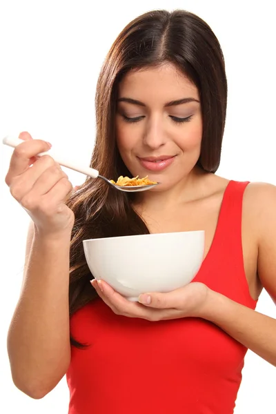 Ung kvinna njuter av frukostflingor — Stockfoto