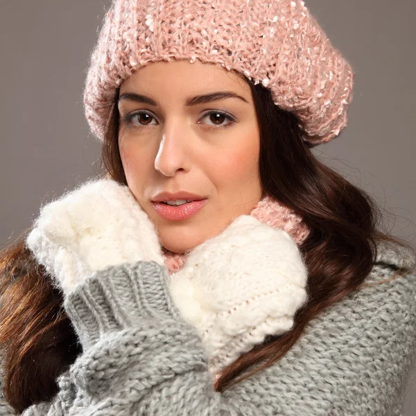 Mujer vistiendo cálidos lanudos de invierno — Foto de Stock