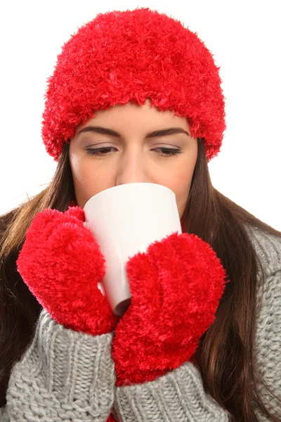 暖かい wollies とマグカップを呈する女性 — ストック写真