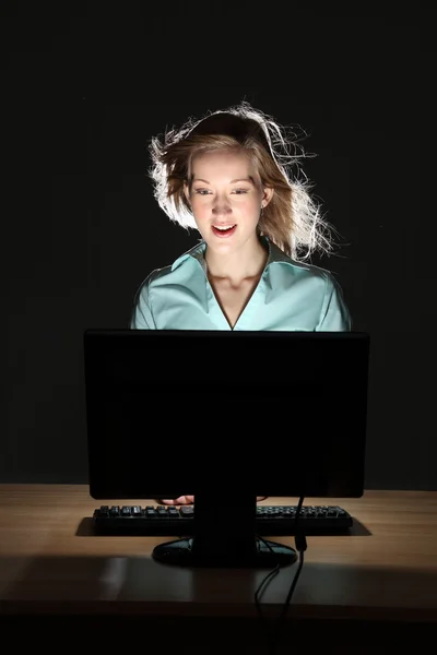 Güzel kadın için şaşırtıcı bilgisayar deneyimi — Stok fotoğraf