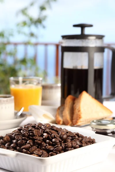Φρέσκος καφές στο πρωινό τραπέζι — Φωτογραφία Αρχείου