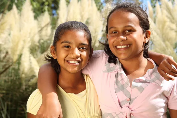 Twee jonge meisjes in vriendschap knuffel — Stockfoto