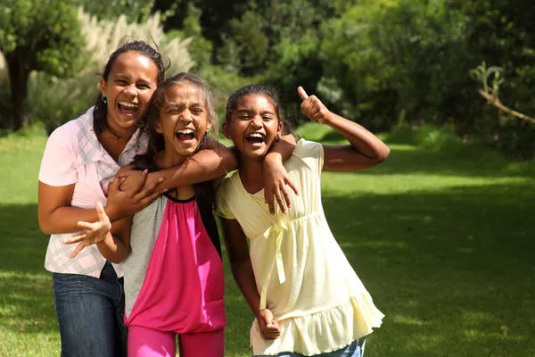 Chicas felices riendo en voz alta —  Fotos de Stock