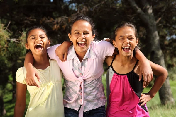 Κορίτσια μοιραστείτε διασκέδαση στιγμή του γέλιου — Φωτογραφία Αρχείου